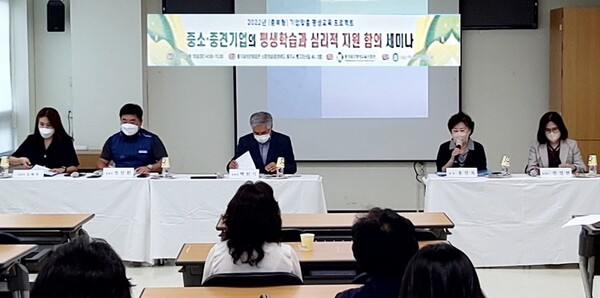 왼쪽부터 김혜영 센터장, 정민환 의장, 백한기 사무국장, 홍진옥 전 의원, 한정현 부협회장