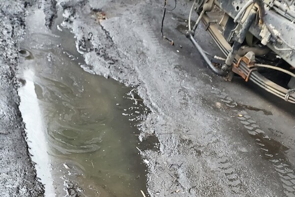 사진) 작업장 바닥에 오염폐수가 가득한 음성읍 ㅇㅇ1급자동차공업사 /주민제보