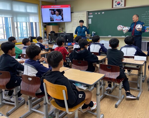 24일 충주 교현초등학교 축구부학생들과 학교폭력예방 ㄱㅘㄴ련 교육을 하고 있다./충주경찰서