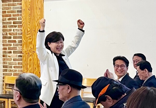 25일 서영교 민주당최고위원이 충주에서 박지우 위원장과 당원들을 만나 반갑게 인사하고 있다./충주민주당
