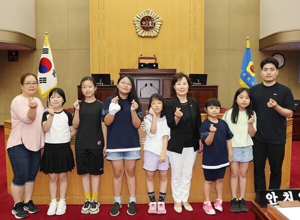 보은군 수한초등학교 교사와 학생들/충북도의회
