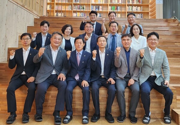 19일 충북도의회 교육위원들이 교육현장을 방문했다/중원신문