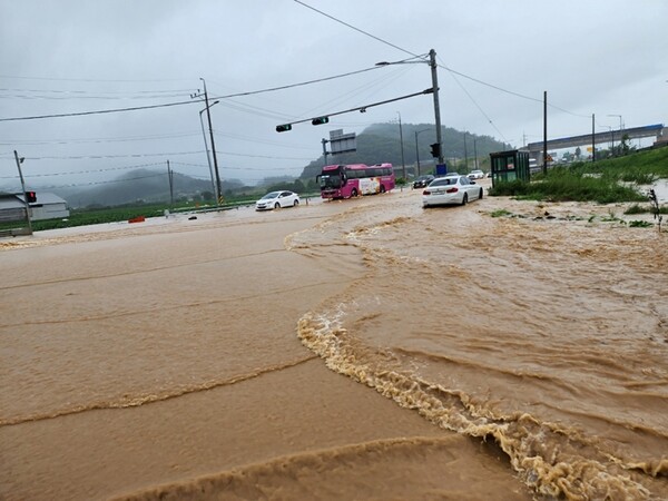 물바다가 된 도로 /중원신문