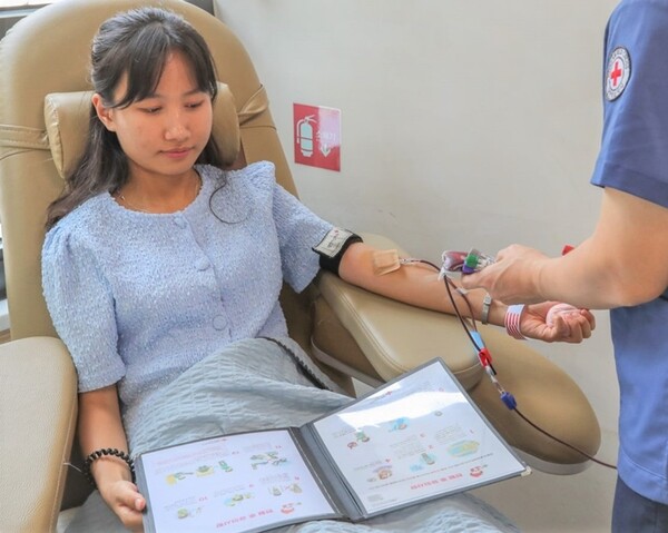 지난 21일 신천지 청년자원봉사단 위아원(We Are One) 강원지부의 한 회원이 헌혈의 집 터미널센터에서 ‘생명 ON Youth ON’ 헌혈 캠페인을 진행해 헌혈을 하고 있다.