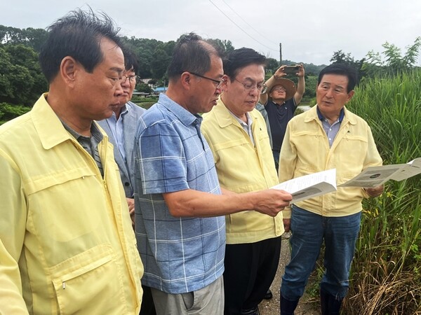 22일 정우택 국회부의장이(오른쪽 두번째) 청주지역 수해현장을 점검하고 있다./중원신문