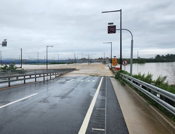 지난 7월14일 폭우로 침수된 충북 청주 오송지하차도