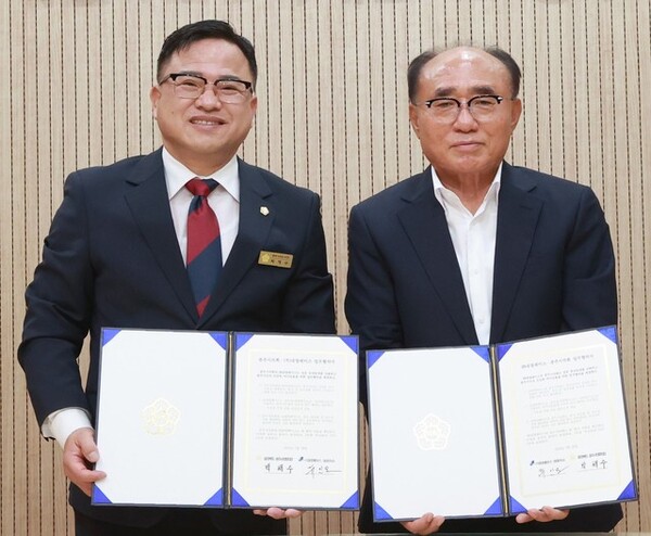7월 26일 박해수 충주시의회의장(사진왼쪽)이 골프장 운영업체인 대영베이스와 협약을 체결했다.