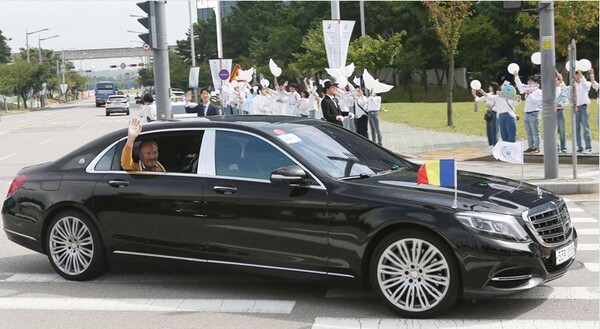  IPYG 청년회원들이 17일 HWPL 평화만국회의 9주년 기념식 참석을 위해 입국한 인사 탑승 차량을 환영하고 있다.[사진제공 = HWPL ]