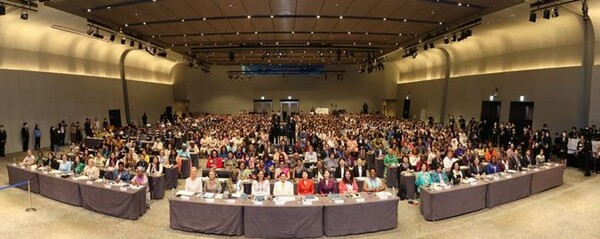 19일 인천 중구 그랜드 하얏트 인천 웨스트 타워에서 ‘2023 세계여성평화 콘퍼런스’가 열린 가운데 자문위원·홍보대사를 위촉하고 기념촬영을 하고 있다.(제공= IWPG)