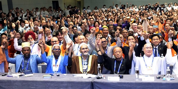 21일 오전 그랜드 하얏트 인천에서 열린 HWPL 9·18 평화 만국회의 9주년 기념식 ‘세계 종교평화아카데미 특강’에서 참석자들이 손을 마주잡고 만세를 하고 있다. 