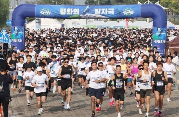 15일 서울 뚝섬에서 [2023 지구런 : 평화의 발자국] 마라톤 대회가 열리고 있다.=사진-위아“런”제공