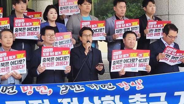 더불어민주당 박지우 충주지역위원장(사진 가운데)