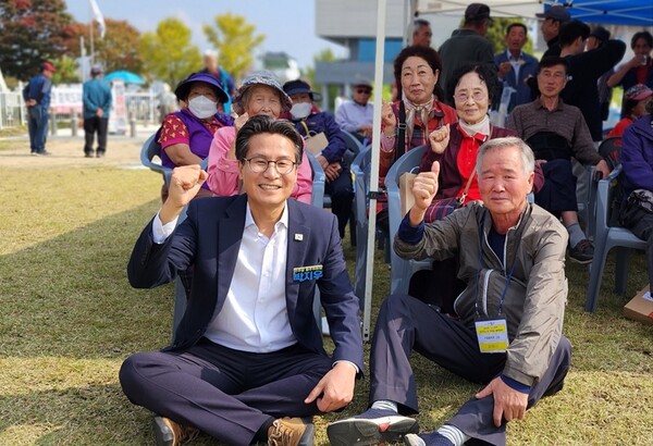시민들과 함께하는 더불어민주당 박지우 충주지역위원장(사진 왼쪽)