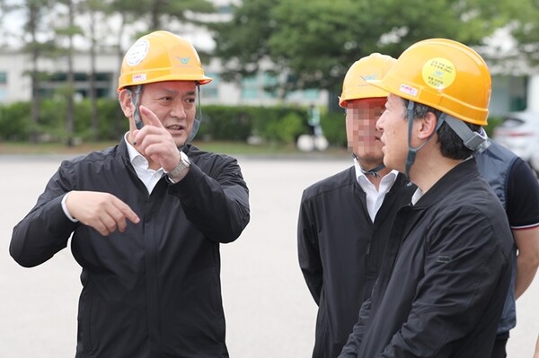 김경욱 민주당 충주예비후보가 산업현장을 방문해 안전을 강조하고 있다.