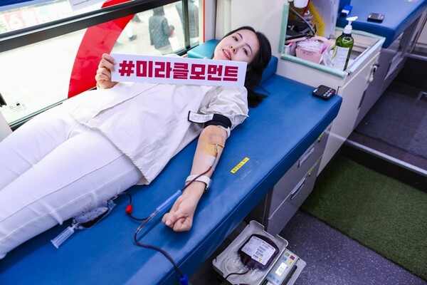 위아원 청년자원봉사단 회원이 정부과천청사역 인근에 마련된 헌혈 버스에서 헌혈을 하고 있다.[사진제공=위아원 청년자원봉사단]