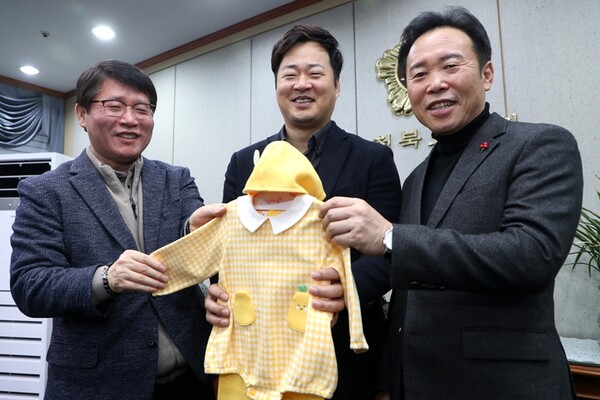 황영호 충북도의회의장(오른쪽)이 셋째 출산 직원 축하 및 격려하고 있다.