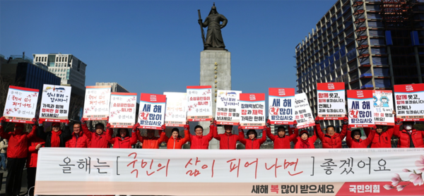 최재형 국회의원(왼쪽·국민의힘·서울 종로구)이 지난 12일 서울 광화문 이순신 장군 동상 앞에서 ‘이순신 장군의 임전무퇴 정신’을 다짐했다. 