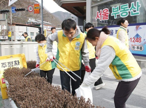 신천지자원봉사단 충주지부 회원들이 지난 27일 단양에서 환경정화 활동을 하고 있다. 