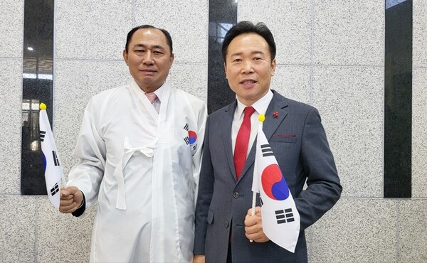 왼쪽부터 박세창 충북홍보대사, 황영호 충북도의회의장