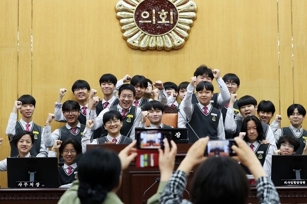 충북도의회 청소년의회교실에 참가한 학생들