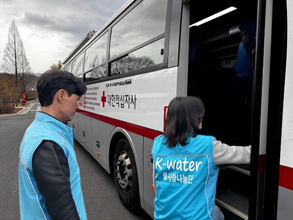  지난 19일 한국수자원공사(K-water) 충주수도지사 직원들이 자발적 사랑나눔 헌혈을 하고 있다. /중원신문