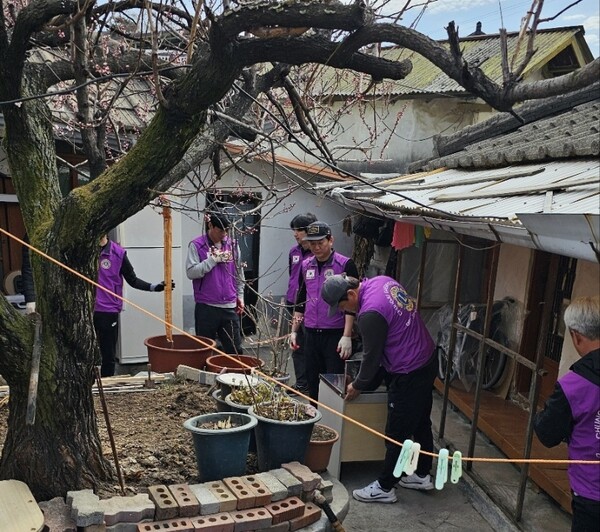 ▲ 계명-순수라이온스클럽이 3월23~24일 집수리 봉사활동을 펼쳤다./중원신문