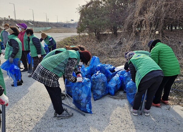 25일 새마을협의회 회원 30여 명은 신니면 서충주IC 인근 도로변에 버려진 쓰레기들을 수거했다./중원신문